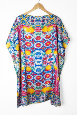 Cumpara impreuna cu discount - Rochie de plaja tip poncho din matase cu imprimeu mediteranean cu lamai pe alb si fucsia