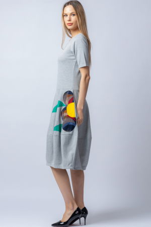 Rochie gri midi de tip lalea, cu aplicatie cusuta in forma de floare [1]