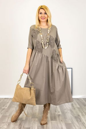 Rochie bej inchis oversize, cu taietura oblica si broderie, din poplin si jerseu [1]