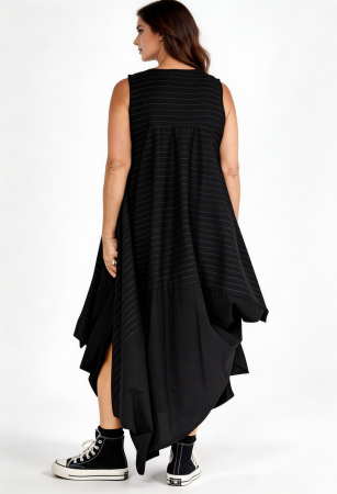 Rochie neagra cu dungi fine oversized cu volum arhitectural – stil urban chic [6]