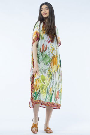 Îmbrăcăminte - Rochie lunga de plaja tip poncho cu flori mari pe fond alb