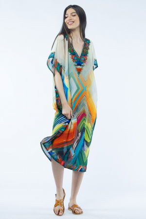Rochii de Plajă tip Poncho - Rochie lunga de plaja tip poncho cu imprimeu geometric multicolor pe fond alb