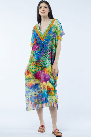 Rochii de Plajă tip Poncho - Rochie lunga de plaja tip poncho cu imprimeu dupa un peisaj campenesc cu gradini inflorite