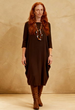 Rochie lunga maro cu colturi laterale, croiala lejera si design minimalist din tricot de vascoza [1]