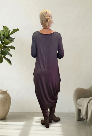 Rochie lunga maro cu colturi laterale, croiala lejera si design minimalist din tricot de vascoza [2]