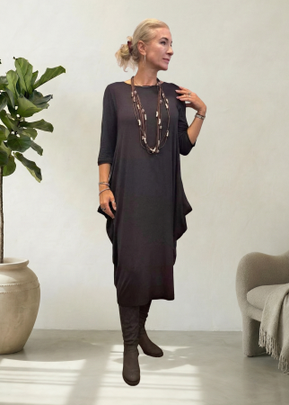 Rochii Casual - Rochie lunga maro cu colturi laterale, croiala lejera si design minimalist din tricot de vascoza