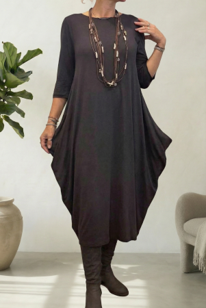 Rochie lunga maro cu colturi laterale, croiala lejera si design minimalist din tricot de vascoza [1]