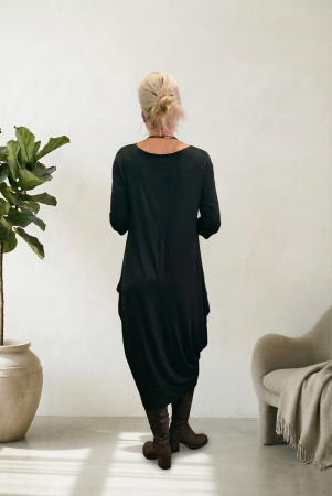 Rochie lunga neagra cu colturi laterale, croiala lejera si design minimalist din vascoza [1]