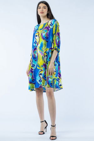 Rochii din Vâscoză - Rochie midi A-line din vascoza cu imprimeu chipuri stilizate, pe fond albastru