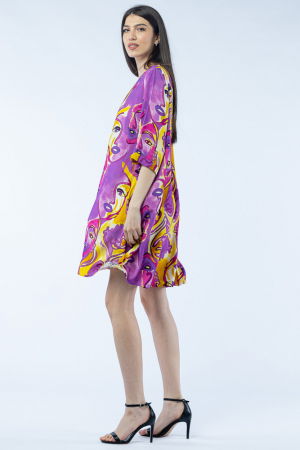 Rochie midi A-line din vascoza cu imprimeu chipuri stilizate, pe fond mov [1]