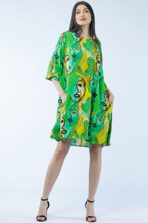 Rochii din Vâscoză - Rochie midi A-line din vascoza cu imprimeu chipuri stilizate, pe fond verde