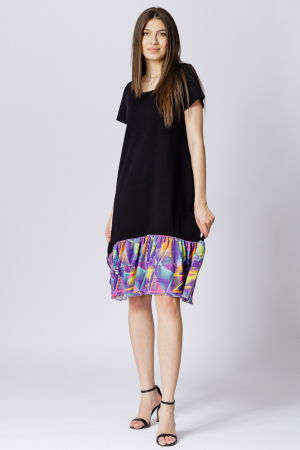 Rochii masuri mari - Rochie neagra cu volan in colturi si imprimeu fond mov