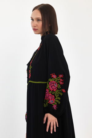 Rochie neagra cu broderie traditionala pe piept si maneci, din vascoza [9]