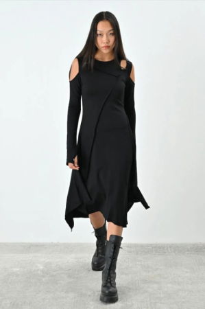 Rochie neagră asimetrică cu umeri decupați – stil urban elegant [1]