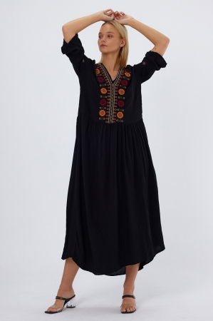 Rochie neagra cu broderie pe piept si maneci, din vascoza [1]