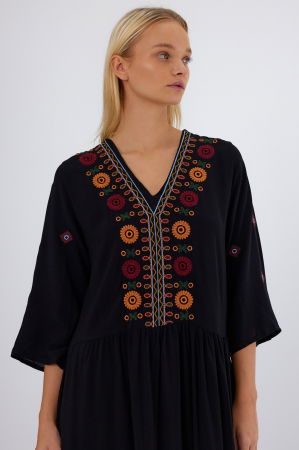 Rochie neagra cu broderie pe piept si maneci, din vascoza [12]