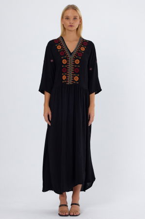 Rochie neagra cu broderie pe piept si maneci, din vascoza [10]