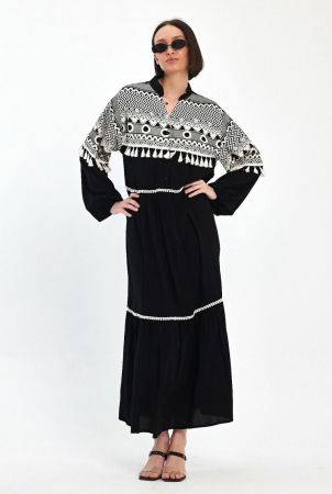 Rochii - Rochie neagra cu imprimeu fin cauciucat alb si ciucurasi, din vascoza