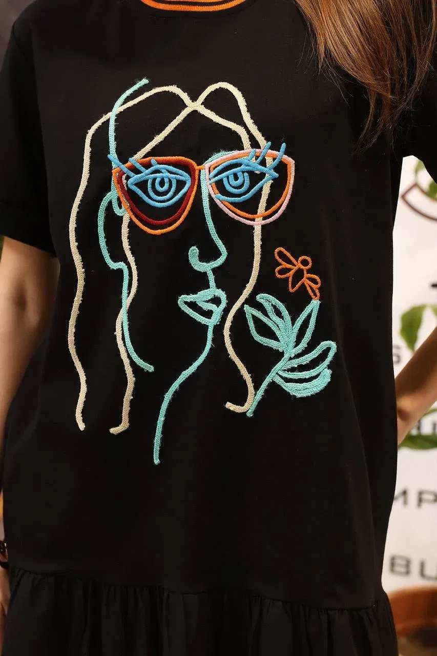 Rochie neagra din jerseu cu aplicatie grafica chip color si volan de poplin de bumbac, cu maneca scurta [2]