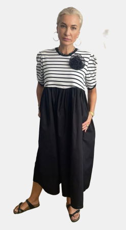 Rochie neagra din poplin de bumbac si jerseu alb cu dungi negre, cu maneca scurta bufanta [1]