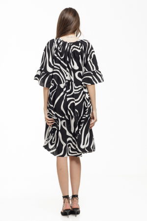 Rochie midi neagra din vascoza fluida cu dungi ondulate albe si volane [4]