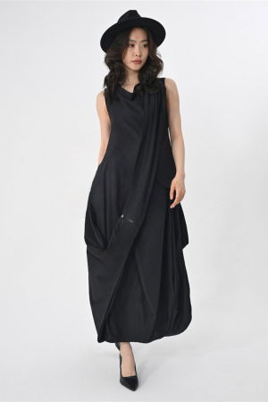 Rochie neagra gogosar cu un fald mare pe fata [1]