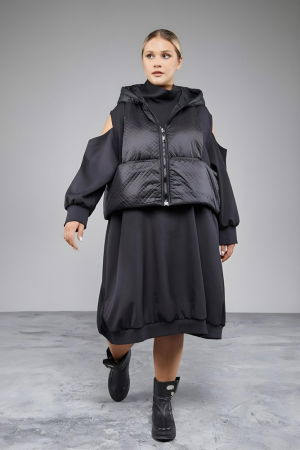 Set rochie neagra oversize cu umeri goi si vesta matlasata [1]