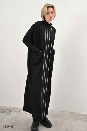 Rochie lunga neagra oversized cu linii verticale – croiala moderna, stil minimalist [1]