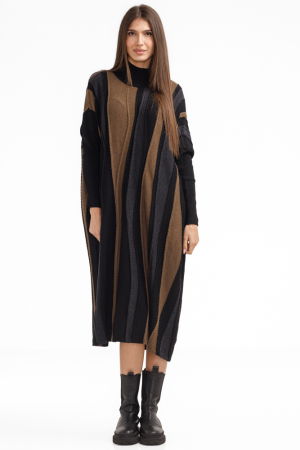 Rochie oversize tricotata cu dungi unduitoare si croi lejer, negru-camel [1]