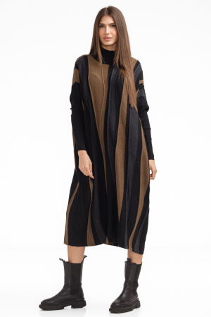 Rochii Casual - Rochie oversize tricotata cu dungi unduitoare si croi lejer, negru-camel