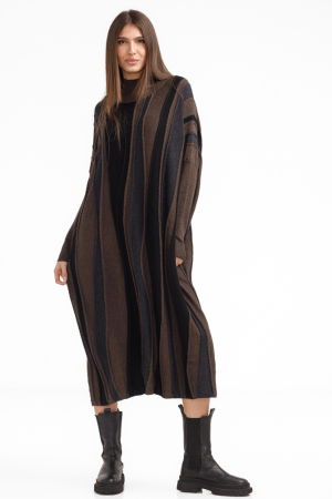 Rochii - Rochie oversize tricotata cu dungi unduitoare si croi lejer, negru-maro