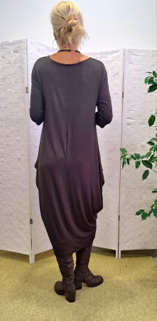 Rochie lunga maro cu colturi laterale, croiala lejera si design minimalist din tricot de vascoza [7]