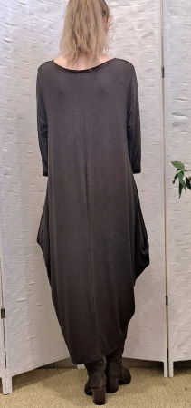 Rochie lunga maro cu colturi laterale, croiala lejera si design minimalist din tricot de vascoza [6]