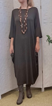 Rochie lunga maro cu colturi laterale, croiala lejera si design minimalist din tricot de vascoza [4]