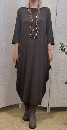 Rochie lunga maro cu colturi laterale, croiala lejera si design minimalist din tricot de vascoza [2]