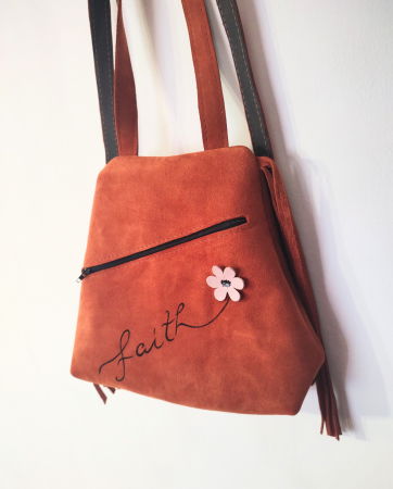 NOUTATI - Rucsac handmade din piele naturala, cu  crizantemă albă și mesaj pictat