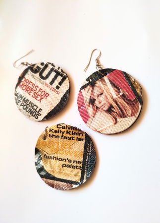 Bijuterii Noutați - Set cercei și pandantiv alb  din piele naturala  imprimata ,cu mesaje