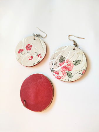 Set cercei și pandantiv alb  din piele naturala  imprimata cu trandafiri [1]