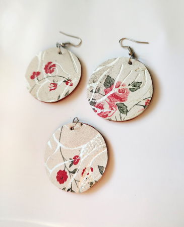 Bijuterii Noutați - Set cercei și pandantiv alb  din piele naturala  imprimata cu trandafiri