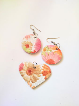 Bijuterii Noutați - Set cercei și pandantiv   din piele naturala  imprimata ,cu gerbere