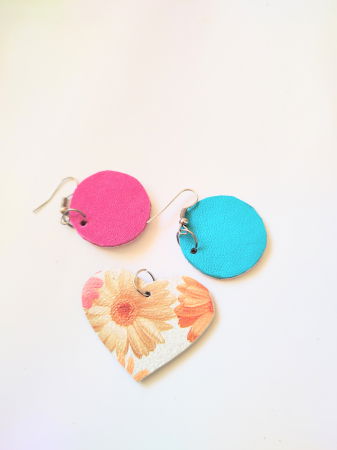 Set cercei și pandantiv   din piele naturala  imprimata ,cu gerbere [1]