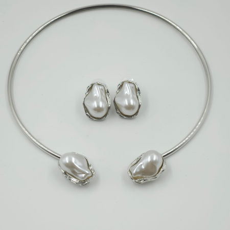 Coliere & Lanțuri - Set colier argintiu rigid cu perle sintetice neregulate si cercei asortati