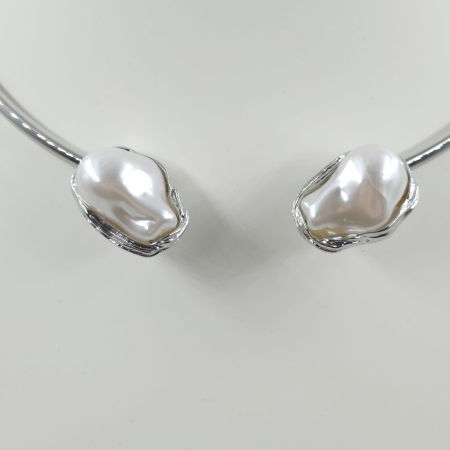 Set colier argintiu rigid cu perle sintetice neregulate si cercei asortati [8]