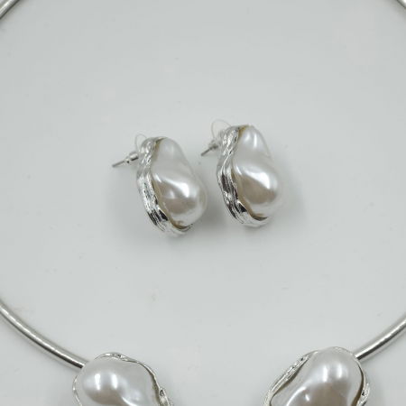 Set colier argintiu rigid cu perle sintetice neregulate si cercei asortati [3]