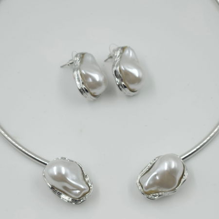 Set colier argintiu rigid cu perle sintetice neregulate si cercei asortati [2]