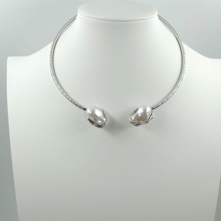 Set colier argintiu rigid cu perle sintetice neregulate si cercei asortati [1]