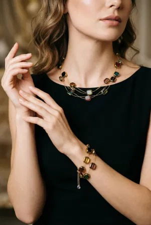 Set colier delicat cu elemente negre din sticla tip murano pe fire fine aurii si bratara - Copie [1]