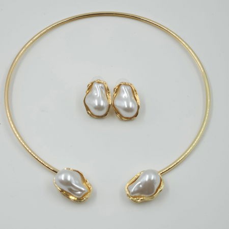 BIJUTERII - Set colier auriu rigid cu perle sintetice neregulate si cercei asortati