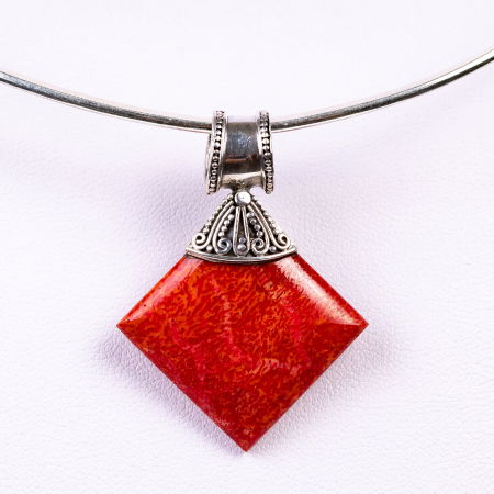BIJUTERII - Pandant rombic cu coral natural si cu decoratiune din argint 925