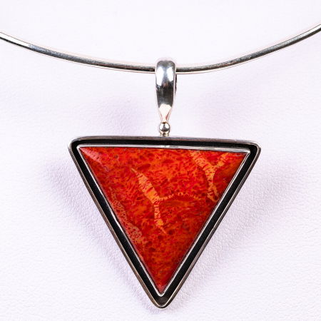BIJUTERII - Pandant triunghi din argint 925 cu coral natural